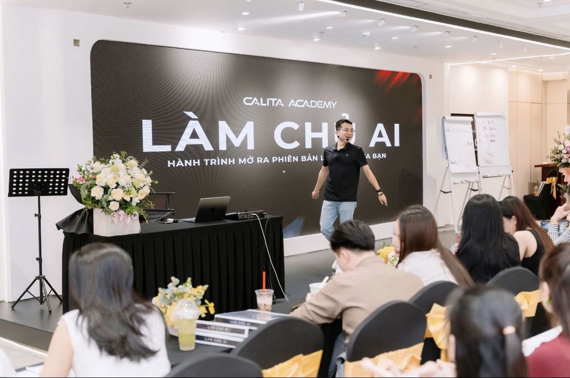 Lớp học Hải Phạm đứng dạy